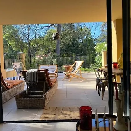 Spacieux Avec Terrasse En Centre D'uzes Apartmán *